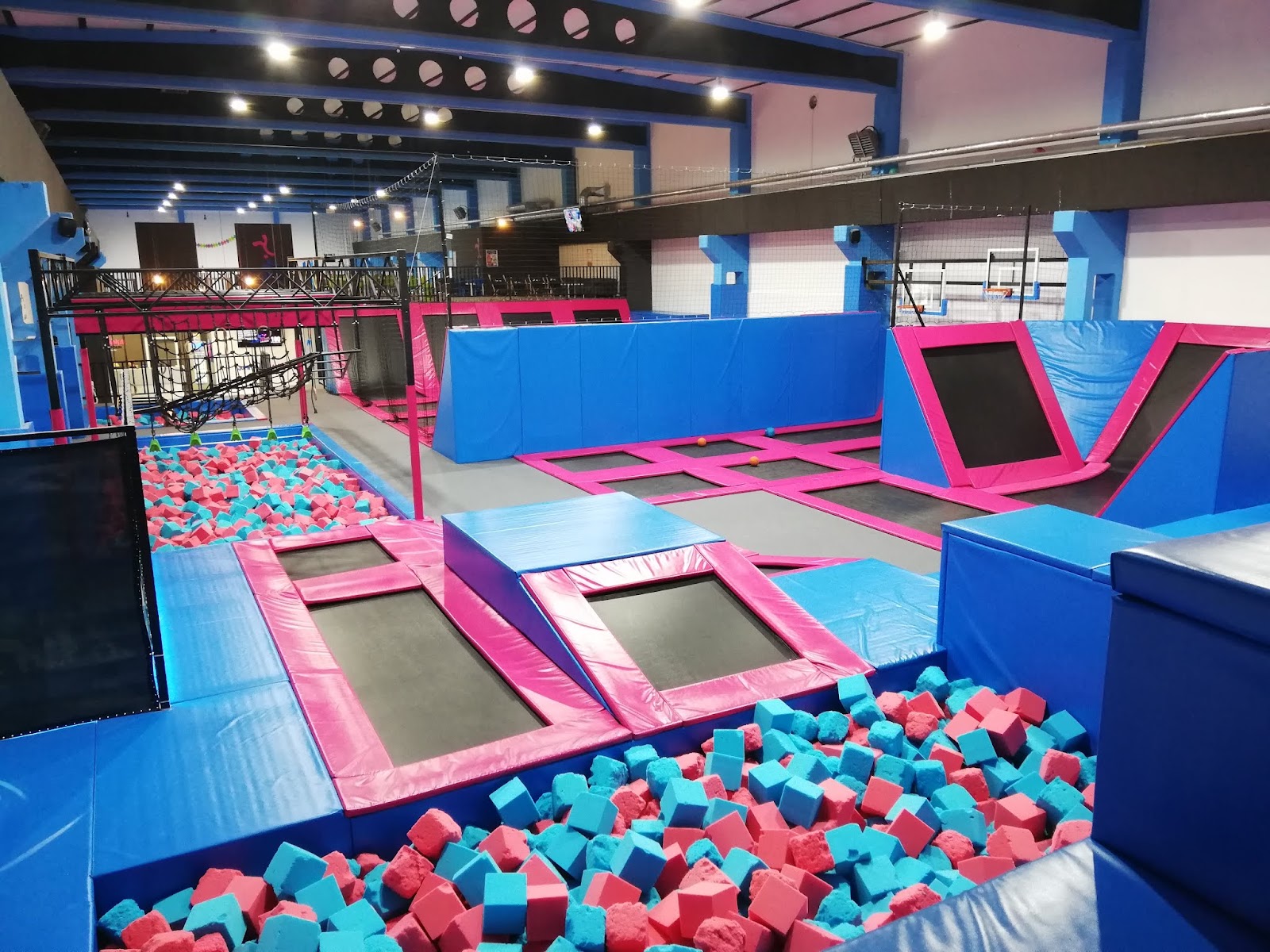 JUMP MANIA Park Trampolin